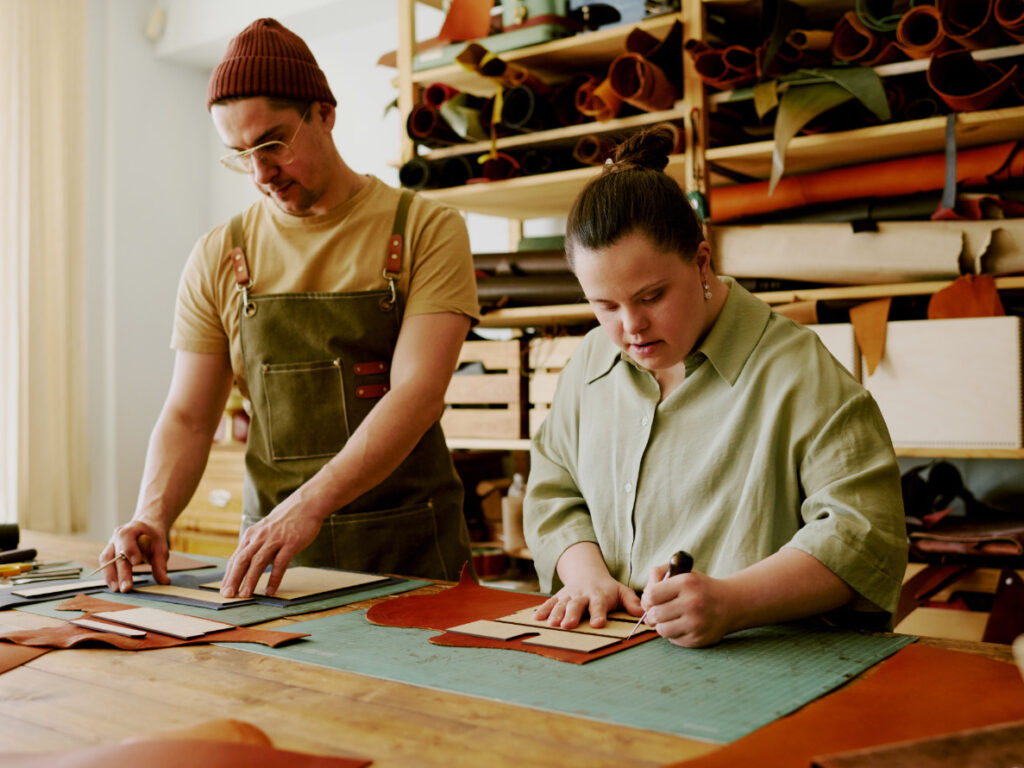 Zwei Personen an einem Tisch arbeiten kreativ