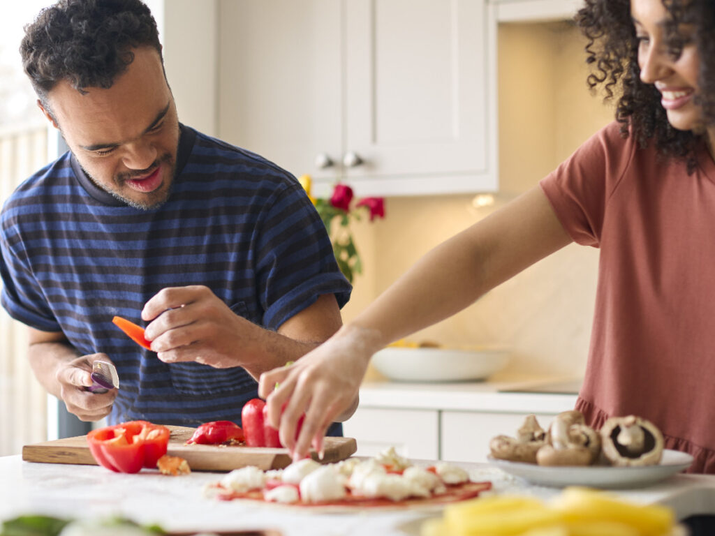 Zwei Personen bei der Essenszubereitung