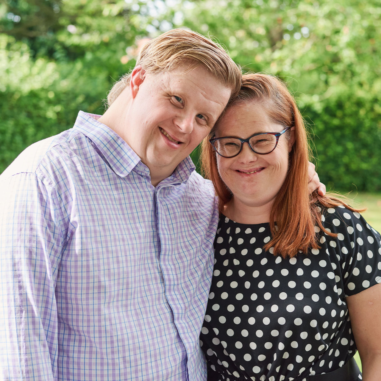 Zwei Personen nehmen sich in den Arm